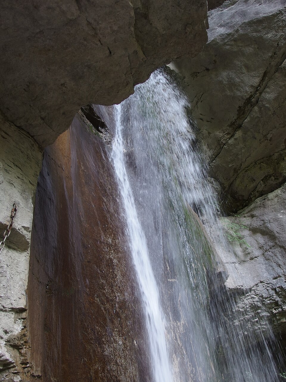 La cascade d’Angon, illustration du site ; cette vue ne montre pas une descente de canyoning.
