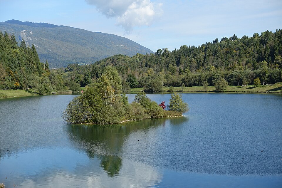 Un plan d’eau des Îles du Chéran à Lescheraines, fin septembre.