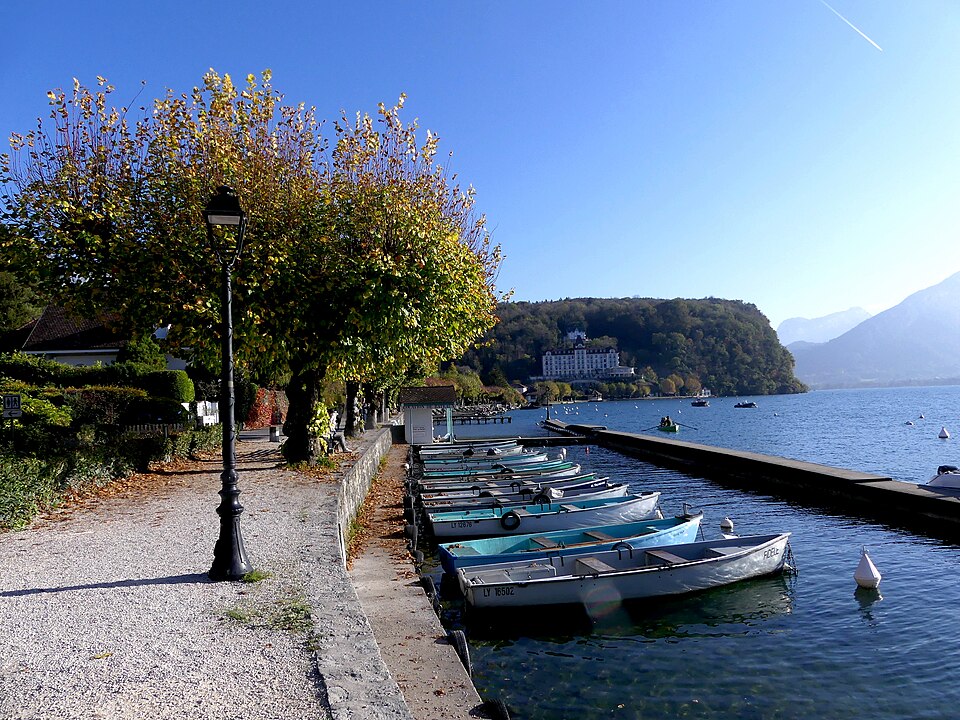 La promenade du port de Menthon-Saint-Bernard en automne.