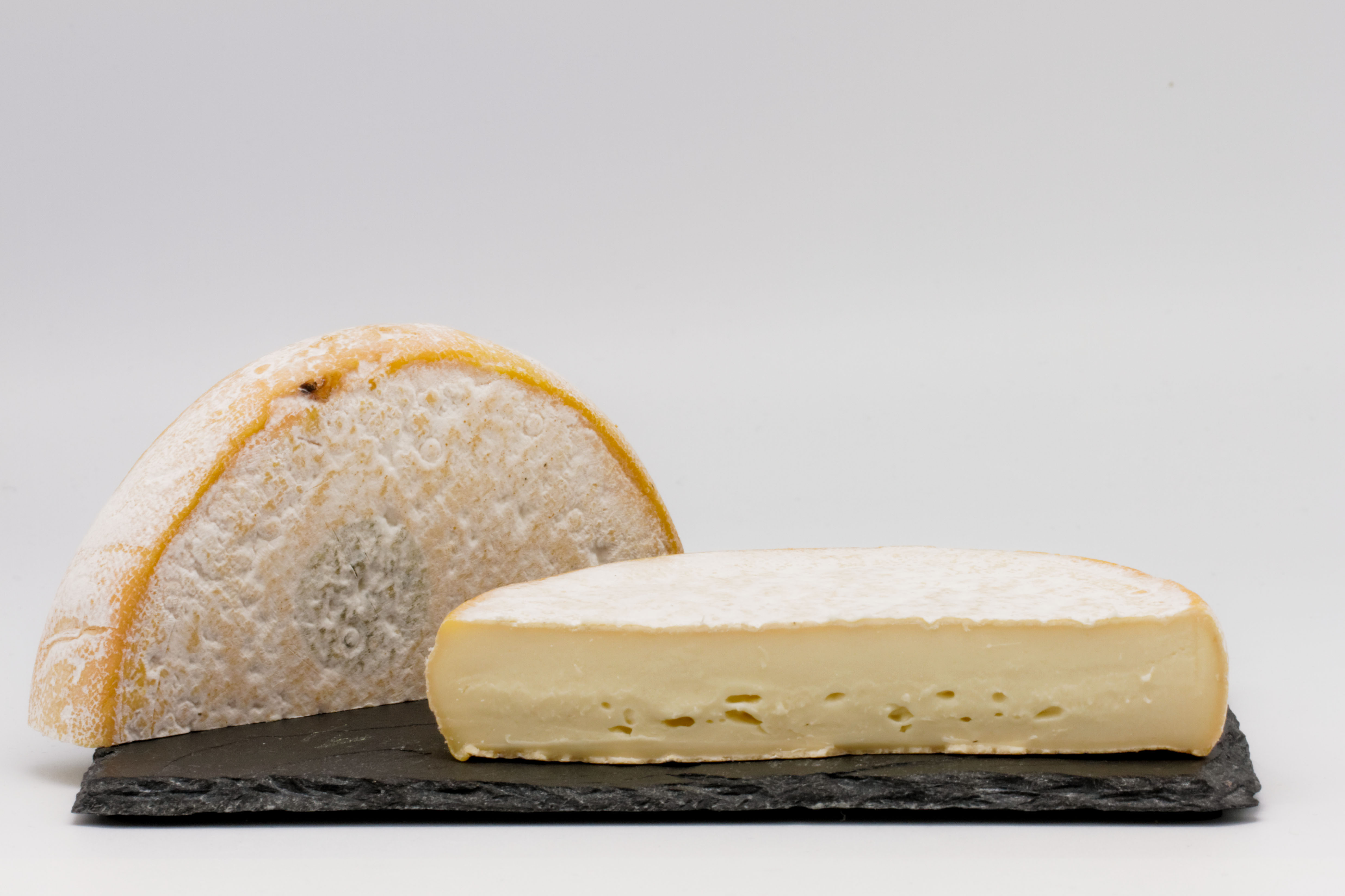 Reblochon fermier ; illustration du fromage, sans représenter les caves Paccard.