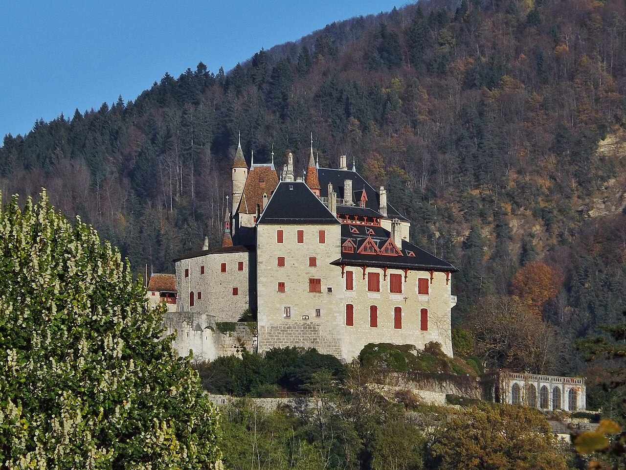 Château de Menthon-Saint-Bernard. Photo du lieu, sans garantie de saison.