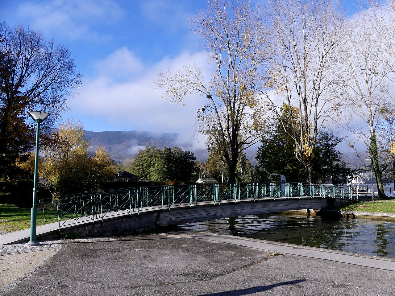 Passerelle sur le Laudon à la plage de Saint-Jorioz, photographiée en novembre. Illustration du lieu.
