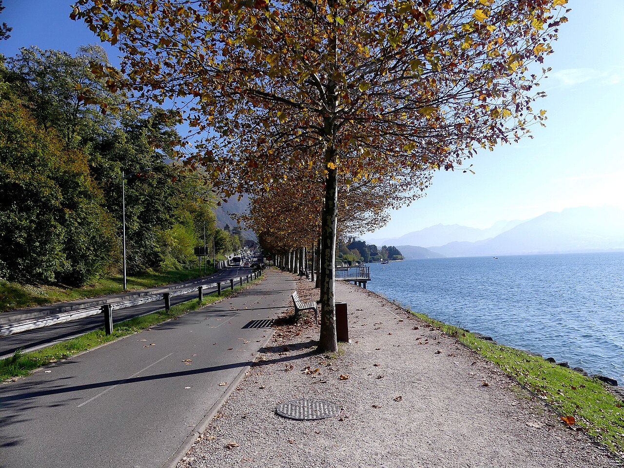 Promenade au bord du lac entre Annecy et Veyrier, photographiée en novembre.