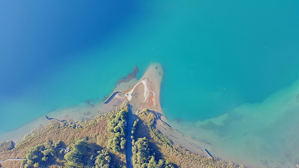 La pointe de la réserve du Bout-du-Lac en automne, vue depuis les airs.