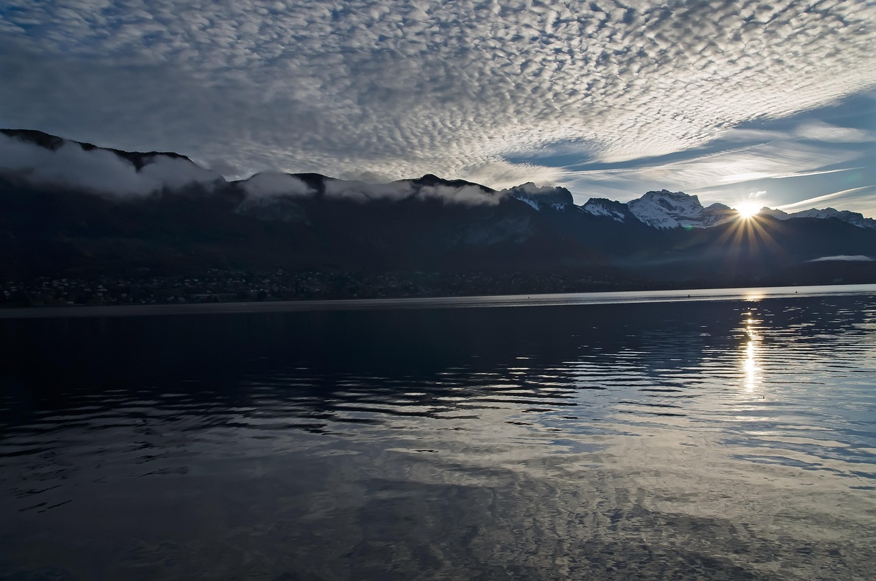 Lever du soleil sur le lac d’Annecy en automne. Illustration du lac ; elle ne montre pas la plage d’Albigny.
